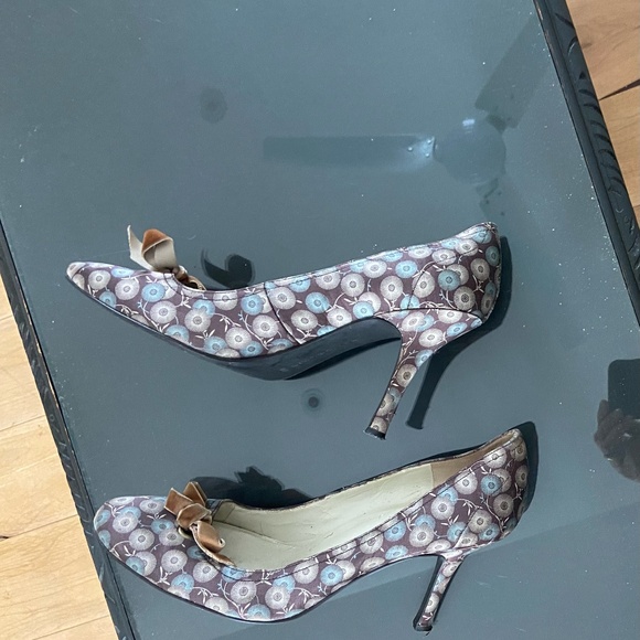 Banolino Flowered Heels - Picture 1 of 5